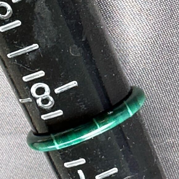 Vintage 7.5 green malachite narrow band ring - Picture 5 of 5